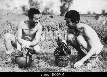 US-Soldaten der japanischen Descent in Italien -- zwei Mitglieder einer Infanterieeinheit der US-Armee, die sich ausschließlich aus Amerikanern japanischer Abstammung zusammensetzt, benutzen ihre Helme als Waschbesen, um die Kleidung hinter den Kampflinien in Italien zu waschen. Sie sind Shire Yarnate und Ginichi Masumotoya; beide aus Hawaii, wo ihr Bataillon rekrutiert wurde. Das Bataillon, eine Einheit der 5. Alliierten Armee, nahm an einer viertägigen Schlacht bei Benevento Teil, und einige seiner Mitglieder retteten eine Gruppe von Fallschirmspringern der US-Armee, die zwei Wochen lang hinter den deutschen Linien isoliert worden waren. 15. Januar 1944. (Foto vom US Office of war Stockfoto