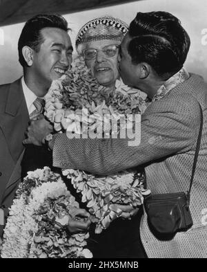 Zurück mit 'her Boys' - Mrs. Nelie (Ma) Kiefer von La Crosse, Wisc., wird von zwei ihrer 'adoptierten Jungen', George Fujikawa (links), und Sam Tanimoto, beide Nisei-Veteranen des Zweiten Weltkriegs, bei ihrer Ankunft durch Pan American Clipper in Honolulu im April 28, umarmt. MA Kiefer, der sich während des letzten Krieges mit japanisch-amerikanischen Soldaten in Camp McCoy, Sparta, Wisc. Anfreundete, wurde nach Hawaii eingeladen, um als Gast der Veteranen der American-Japanene Association zu sein. 30. April 1952. (Foto von AP Wirephoto). Stockfoto