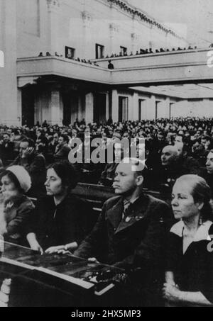 U.S.R. Offizielles Foto. Nr. RR. 850 verteilt durch das Informationsministerium: Zurück in der UdSSR Molotow macht seinen Bericht. Nach seinem Besuch in London und Washington kehrte Moltov in die UdSSR zurück, um seinen Bericht zu erstatten. Fotoausstellungen: Die Abgeordneten der Sitzung des Obersten Sowjets der UdSSR, die am 18.. Juni 1942 stattfand, hörten sich in seiner Rückkehr den Bericht von M.Molotow an. 07. September 1942. (Foto von Sport & General Press Agency Ltd) Stockfoto