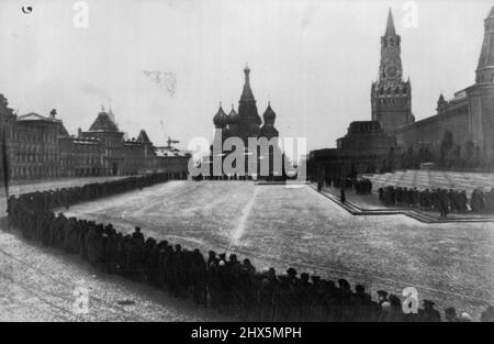 Schlange stehen, um Stalins Körper Zu sehen Eine lange Schlange von Menschen Schlange auf dem Roten Platz in Moskau, während sie darauf warten, durch das Rote Granitmausoleum (Oblong Tiered Building rechts vom Gebäude in der Mitte) zu gelangen, in dem die Körper Lenins und Stalins ***** Einbalsamiert. Das Mausoleum wurde am 17. November zum ersten Mal seit Stalins Tod der Öffentlichkeit geöffnet. Rechts vom Mausoleum befinden sich die Mauern des Kremls. Der Uhrturm Hinter Dem Mausoleum Ist Der Spassky Gate Tower. 06. Januar 1954. (Foto von Associated Press Photo) Stockfoto