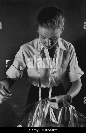 Nach der Einstellung wird ein Gewinde gezogen, um Teile zum Schneiden zu trennen. Kunststoff reißt nicht ***** . 17. April 1949. (Foto von Look Magazine). Stockfoto