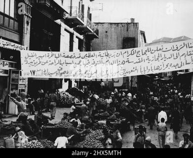 Großbritannien unterstützt die Pilgerfahrt nach Mekka. Anlässlich der jüngsten Abreise der Pilger von Beirut nach Mekka wurde der Seetransport von der britischen Regierung bereitgestellt. Das in Beirut ausgestellte Banner trägt die folgende Inschrift: „Wir haben die Ehre, den Pilgern im heiligen Land Mejaz zu verkündigen, dass Großbritannien ihnen in dieser Saison den „Empire Anvil“ zur Verfügung gestellt hat, um sie über Beirut zu den Direat- und Rückkehragenten in Syrien und den zu tragen Libanon Emile Nadim & Co. Erste Reise auf 17 Instant.' 12. November 1946. (Foto von British Official Photograph). Stockfoto