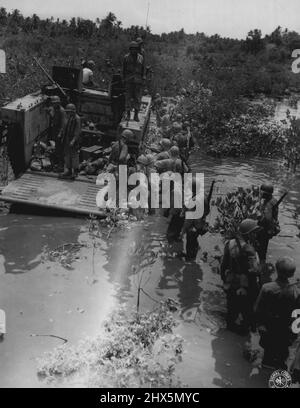 Wating Swampy Water on Mactan Island - Entbellen von einem Wasserbüffel, US-Truppen waten durch sumpfiges Gebiet, während sie für Scouting Mission auf Mactan Island, P. I. nach der Invasion dieser Insel in der philippinischen Gruppe. 8. April 1945. (Foto von USA Signal Corps). Stockfoto