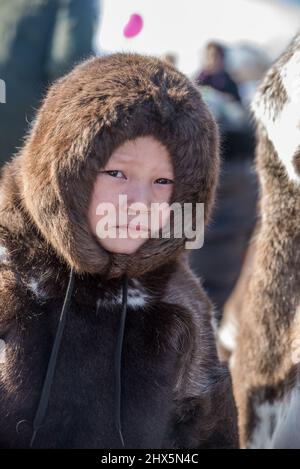 Portrait eines jungen Nenet-Jungen in traditioneller Rentierpelzkleidung beim Rentierhirten-Festival in Salekhard, Yamalo-Nenzen Autonomer Kreis, Russland Stockfoto