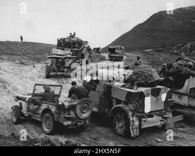 Eight Army River Sangro Line - Eine Umleitung über den Fluss Trigno. Der 8.. Die Armee, die den Trigno überquert hat, steht in Kontakt mit dem Feind aus Turin entlang der Linie des Flusses Sangro. An ihrer linken Flanke haben sie angesichts des schweren Beschusses etwas hohes Terrain in Richtung Alfredena gewonnen. Schlechtes Wetter hält weiterhin jeden großen Fortschritt aus, aber Schritt für Schritt Dorf für Dorf, dann ziehen sich die Feinde in neue Positionen zurück, jede näher an Rom. 13. Januar 1944. (Foto von British Official Photograph). Stockfoto