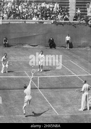 Budge-Mako-Sieg in geraden Sätzen - Donald Budge wird gezeigt, als er heute im North American Davis Cup Zonenfinale im East Side Club einen über das Netz schlug. Budge und sein Partner Gene Mako schlugen Jack Crawford und McGrath (von links nach rechts, hinten) in geraden Sätzen, 7-5, 6-1 und 8-6. Der Sieg über das australische Team brachte das Ergebnis für das Zonenfinale auf 3 zu 0, was den Vereinigten Staaten das Recht einbrachte, den Gewinner der europäischen Zone zu treffen. 30.Mai 1937. (Foto von Associated Press Photo). Stockfoto