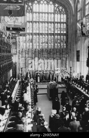 Der Trauerdienst – zwei Erzbischöfe stehen heute am 15. Februar bei den letzten Riten im Trauerdienst von König Georg VI. In der St. George's Chapel, Windsor Castle, vor. In der Nähe des Sarges befinden sich die Königin, die Königin-Mutter und andere Mitglieder der königlichen Familie. Am Ende des Gottesdienstes wurde der Sarg in die Krypta unter der Kapelle gesenkt, und die Königin sprengte Erde darüber, als der Erzbischof von Canterbury die Worte des Begräbnisses "Staub zu Staub, Asche zu Asche..." aussprach. 15. Februar 1952. Stockfoto