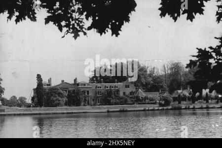 Rückansicht von Sunninghill über den See. Das Feuer letzte Nacht hat die Hälfte des Sunninghill Parks im Winder Forest, dem zukünftigen Zuhause von Prinzessin Elizabeth und Leutnant Philip Mountbatten, schwer beschädigt. Die Villa war gut angezündet, als 10 Feuerwehrautos eintrafen, aber der Brand wurde heute früh unter Kontrolle gebracht. Das Herrenhaus war unbesetzt und enthielt keine Möbel. Feuerwehrleute nutzten den berühmten See auf dem Gelände, um Tausende von Gallonen Wasser zum Feuer zu Pumpen. Die Hitze hielt die Feuerwehrmänner auf Distanz. Einige montierten Drehleitern und gossen Wasser nach unten in den Brand. Die Brandursache von Stockfoto