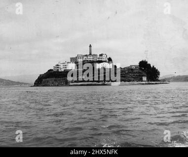 Alcatraz, grimmiges Gefängnis in der Bucht von San Francisco. Das Bild zeigt das grimmige Gefängnis aus der Francisco Bay. 29. September 1952. (Foto von Look Magazine). Stockfoto
