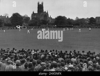 Die Australian Test Tour Wird Eröffnet. Verpackt bis zur Kapazität. Ein allgemeiner Blick auf den malerischen County Ground in Worcester während des morgendlichen Spiels. Die Kathedrale von Worcester ist im Hintergrund zu sehen. Das Australian Cricket Team eröffnete heute ihre englische Tour mit einem 3-Tagesspiel gegen Worcester. 28. April 1948. (Foto von Fox). Stockfoto