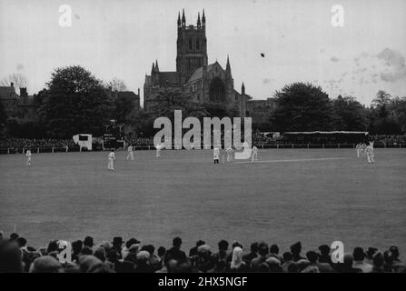 Australian Tour beginnt - Gesamtansicht des laufenden Spiels mit der Worcester Cathedral im Hintergrund. Am Ende der ersten Spieltage lag der Punktestand für 9 bei 232. Sunshine begrüßte die australische Testseite, als sie ihr erstes Spiel der Tour in Worcester gegen Worcestershire heute eröffnete. Cricket-Enthusiasten, 14.000 starke (5000 weitere wurden ausgeschlossen), versammelten sich am Boden, um die Aussies bei ihrem ersten Spiel in England seit 1938 zu beobachten. 28. April 1948. Stockfoto