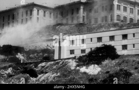 Tränengas wölbt sich um Alcatraz in Riot Battle -- Wolke von ***** Um den Zellblock des Gefängnisses von Alcatraz herum wölbt sich Gas als Wachen und Marineinfanteristen ***** Die Sträflinge halten sich seit Beginn der Unruhen gestern auf. Das Gas wurde heute zusammen mit Gewehrgranaten in den bitteren Kämpfen verwendet. 3.Mai 1946. (Foto von AP Wirephoto). Stockfoto