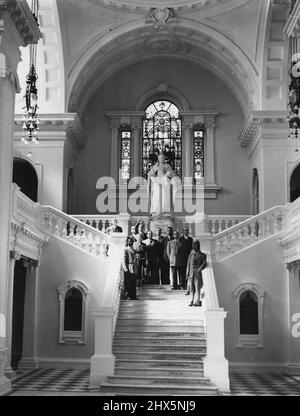 Als Teil des Lehrplans der Sommerschule für Englischlehrer des British council wurden etwa 20 Schüler auf eine Tour durch die Woolwich Local Government Offices und Gebäude mitgenommen - und auf diesem Bild sind sie in der Eingangshalle des Woolwich Town Hall zu sehen. Belgien, Ägypten, Cyrenaica, Finnland, Island, Israel, Italien, Mauritius, Norwegen, Spanien, Schweden, Schweiz, Tunis, Türkei, Uruguay und Jugoslawien waren vertreten. 6. August 1951. (Foto von John Topham). Stockfoto