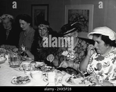 Beim offiziellen Mittagessen, das den Delegierten der sechsten Konferenz der Pan-Pacific Women's Association in Christchurch, Neuseeland, gegeben wurde, sprach Frau Tracey Gough aus Christchurch an; Ngeungeu Te Irirangi, Vertreter der Tainui Waikato Stämme der neuseeländischen Maoris und Stellvertreter der indisponierten Prinzessin Te Puea; Senator A. Robertson aus Australien. Die Maori-Delegierte las im Namen ihrer Rasse einen Gruß auf Maori, dann auf Englisch, und endete mit: „Unsere Herzen sind voll und erfreut, dass ihr hier seid. Grüße an euch alle, Grüße an euch alle.' 12.Mai 1952. Stockfoto