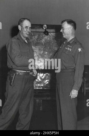 Im Hauptquartier, Eusak Advance, Seoul, Korea, wird Brig General Francis T. Dodd (links) von General James A. Van Fleet, CG, Achte US Army begrüßt, nachdem er drei Tage lang aus der Gefangenschaft kommunistischer Kriegsgefangener auf Koje-do entlassen wurde. 11.Mai 1952. (Foto von US Army Photo). Stockfoto