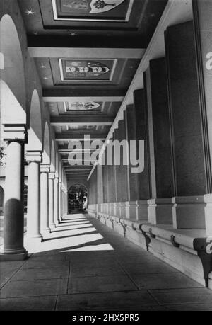 Das Air Forces Memorial -- Eine Ansicht, die einen Teil der Klöster im Inneren des Memorial zeigt. Die Tafeln rechts tragen die Namen aller, die während des Krieges ihr Leben verloren haben. Das große Denkmal für die britischen Luftstreitkräfte und den Commonwealth, das auf Coopers Hill, Runnymede, Surrey, errichtet wurde, ist nun fast fertiggestellt und wird am 17.. Oktober von Königin Elizabeth enthüllt. 31. Juli 1953. Stockfoto