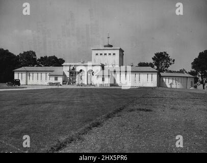 Tempel der Erinnerung - Runnymede Memorial to Commonwealth Airmen - ein Tempel der Erinnerung auf Cooper's Hill, der die Themse und die historische Runnymede überblickt, wo König John 1215 die Magna Carta unterzeichnete, ein Dokument der Freiheit des Volkes. Es ist ein Denkmal für 20.000 Flieger, die für die Freiheit der Welt gekämpft ein Schrein, mit Klöstern, An Offiziere und Männer der Commonwealth-Luftstreitkräfte, die im letzten Krieg ihr Leben verloren haben, während sie an Bässen im Vereinigten Königreich und im Nordwesten Europas dienten und die kein bekanntes Grab haben. Das Denkmal, entworfen von Edward Maufe, R.A., wird von enthüllt Stockfoto