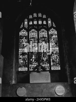 1300.-jähriges Jubiläum der Pfarrkirche -- Blick auf das Grab von William Cowpoer und das Gedenkfenster in der Dereham Church. Der Posten verbrachte die letzten vier Jahre seines Lebens in der Stadt und starb in einem Haus auf dem Marktplatz. Er wurde am 3.. Mai 1800 in der Kirche bestattet. Das Denkmal wurde von John Flaxman, R. A. entworfen.das Gedenkfenster, das den Dichter und verschiedene Szenen aus seinen Werken darstellt, wurde 1900 über dem Denkmal aufgestellt. Die Pfarrkirche St. Nikolaus, East Dereham, Norfolk, eine der ältesten Kirchen königlicher Gründung im Land, wird bald den 00.. Jahrestag ihrer Gründung feiern Stockfoto