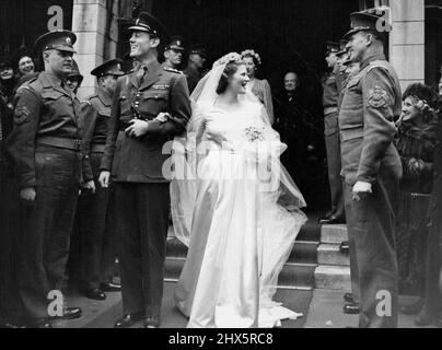 Mary Churchill Weds -- das Brautpaar verließ St. Margaret's Westminster nach ihrer Hochzeit an diesem Nachmittag, dem 11. Februar. Mary Churchills Kleid war aus weißem Slipper-Satin mit herzförmigem Ausschnitt, Umschlagmanschetten an drei Viertel losen Ärmeln und sehr vollem Rock. Das Brautpaar Miss Mary Churchill , die jüngste Tochter von Winston Churchill, dem Oppositionsführer und Britians Premierminister aus Kriegszeit, war heute am 11. Februar mit Kapitän Christopher Soames von den Coldstream Guards, Assistant Military Attache, an der britischen Botschaft in Paris, in St. Margaret's Westminster, verheiratet. Februar Stockfoto