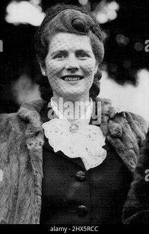 Mary Churchill verlobt - das erste Bild von Miss Mary Churchill seit Bekanntgabe ihrer Verlobung, die an der Hochzeit von Lord Wooltons Sohn teilnahm. Frau Mary Churchill, die jüngste Tochter von Herrn und Frau Winston Churchill, wird mit Kapitän Christopher Soames, Coldstream Guards, verheiratet, den sie nur einen Monat alt in Paris traf. Die Verlobung wurde heute Morgen bekannt gegeben. Miss Churchill ist 24 und ihr Verlobter 26 Jahre alt. 09. November 1946. Stockfoto