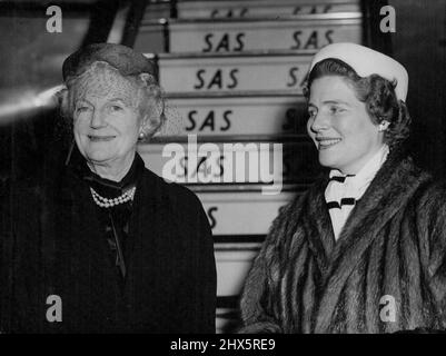 Um Sir Winston's Preis zu erhalten -- Lady Churchill (links) und Mrs. Christopher Soames, heute auf dem Londoner Flughafen vor ihrer Abteilung für Stockholm. Lady Churchill, begleitet von ihrer Tochter, Mrs. Christopher Soames, verließ London heute nach Stockholm. Sie wird an der Verleihung des Nobelpreises teilnehmen und im Namen ihres Mannes, Sir Winston Churchill, den Literaturpreis 1953 erhalten. 08. Dezember 1953. (Foto von Paul Popper Ltd.). Stockfoto