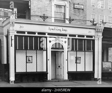 Der Salon von Anthony Armstrong-Jones, dem Fotografen der Topline-Gesellschaft in London, ist schäbig. Pimlico, einst die Heimat des Londoner Proletariats. 16. Februar 1953. (Foto von Armstrong Jones, Armstrong Jones Ltd.) Stockfoto