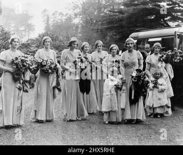 Die Hochzeit von Lady May Cambridge und Capt. Abel ***** Balcombe, Sussex. Im Brautgefolge waren ***** Alle trugen weichen puderblauen Samt, und die Kinder ***** Bild im Brantridge Park nach der Hochzeit sind ***** Pelzmäntel. 16. Dezember 1931. Stockfoto