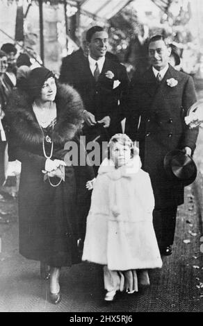 Hochzeit der Nichte der Königin - in der winzigen Kirche aus dem 16.. Jahrhundert in Balcombe Sussex wurde Lady May Cambridge, die Tochter von Prinzessin Alice Gräfin von Athlone und der Graf von Athlone, mit Kapitän Henry Abel Smith von der Kaisergarde verheiratet. Der Herzog und die Herzogin von York und Prinzessin Elizabeth kommen an. 16. Dezember 1934. (Foto von Central Press). Stockfoto