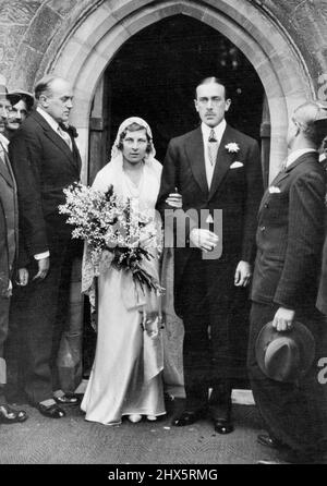 The Royal Bride - Lady May Cambridge, deren Hochzeit mit Kapitän Henry Abel Smith in der hübschen mittelalterlichen Kirche von Balcombe, Sussex, stattfand, fotografiert mit ihrem Bräutigam nach der Zeremonie. 16. Dezember 1931. (Foto von Central News). Stockfoto