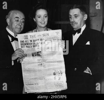 'The Voice of London' -- George Robey, Jessie Matthews und Jack Train von der I.T.M.A. Bande, drei der beliebten Stars der besonderen All-Star-Sendung Royal Wedding im Theatre Royal, Drury Lane, werfen einen Blick auf die 'Sydney Sun' Backstage. 29. August 1949. Stockfoto