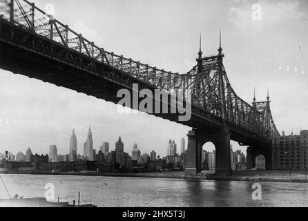 Die Größe von Gotham -- von Long Island City aus gesehen, mit Blick unter die Queensboro Bridge, wo sie die Welfare Island überquert. Die Stadt ***** Im linken Vordergrund zu sehen. Die Wolkenkratzer, von links nach rechts, sind das News Building, der Empire State. Das Chrysler-Gebäude, das neue Waldorf-Astoria Hotel und das Grand Central Gebäude. 24.Mai 1931. Stockfoto