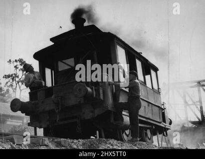 ***** Statt der Bewohner von Sans Souci streuen nun Arbeiter auf der Hawkesbury River Railway Bridge aus dem Wasserstrahl, der aus dem Auspuff auf dem Dach ausgestoßen wird. „The Coffee Pot“ – der offizielle Titel lautet 84a – ließ die Sans Souci vor etwa 14 Jahren laufen und wurde zur Vorbereitung auf den Eisenbahnbau überholt. Auf der Straße verbrannte es Cola zur Sauberkeit. Heute brennt es Kohle-und der schwarze Rauch hat seine unberührte grüne Mantel gedimmt. „Sie ist ein guter Job“, sagte ihr Fahrer Harvey Tindall von Woy Woy, AS Stockfoto