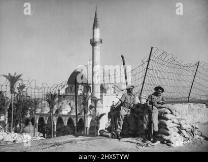 Haganah-Soldaten bewachen das Acre-Gefängnis – zwei Haganah-Soldaten waren oben im zentralen Gefängnis in Acre, wo arabische Prisomere, die in den Kämpfen gegen Palästina gefangen genommen wurden, festgehalten werden. Eine arabische Moschee kann hinter Draht im Hintergrund stehen. Bild, das heute, am 26. Mai, von Air aus Palästina in London aufgenommen wurde. 26.Mai 1948. (Foto von Associated Press Photo). Stockfoto