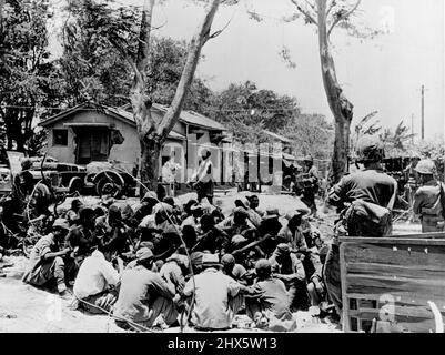 Wenige Stunden nach Beginn der Invasion drängten sich japanische Gefangene zusammen und bewachten sie in Charon-Kanoa, Saipan. 06. Juli 1944. (Foto von der US-Küstenwache) Stockfoto