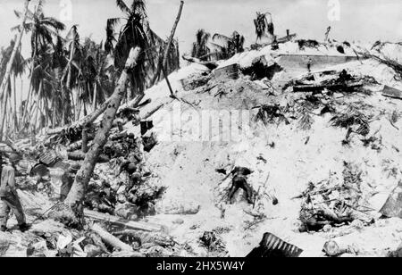 Japs sterben an und in der Pillbox, wenn Marineinfannen landen -- Japaner starben in und auf ihrem Pillbox auf Tarawa Island, als die United States Marines am 20. November auf den gegnerischen Stronghols landet und ihn für die B Tterest des Kampfes gefangen nahmen. Beachten Sie die Leichen auf der linken Seite gestreut über die feindliche Verteidigung . Andere Japs wurden lebend in der Festung begraben. 28. Februar 1944. (Foto von AP Wirephoto). Stockfoto