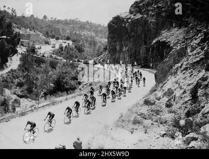 Eine der vielen Bergaufstiege, die 'Le Tour' zu einem Backbreaking-Einsatz für die Teilnehmer machen. Die Teilnehmer eines französischen Bergdorfes Tour de France fahren über eine kurvenreiche Straße auf einer weiteren Etappe des 25-tägigen ***** 3000-Meilen-Rennen. 24. Oktober 1950. (Foto von Sports and General Press Agency Limited). Sport, Sport, Athlet, Athletic, Stockfoto