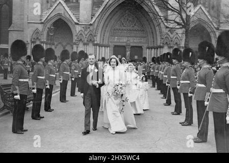 Die Nichte der Königin heiratet; Lord Anson -- die Ehe der Miss Anne-Bowes Lyon, einer Nichte von Königin Elizabeth, mit Lord Anson fand heute, am 28. April, in St. Margaret's, Westminster statt. Unser Foto zeigt die Braut und den Bräutigam, die die Kirche verlassen, gefolgt von ihren Dienern, nach der Zeremonie. 21. Juni 1938. Stockfoto