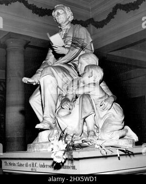 Danes Honor Favourite Son -- Hans Christian Andersen, einer der beliebtesten Märchenerzähler der Welt, wird mit dieser wunderschönen Statue in einem Museum in der Nähe seines Geburtshauses in Odense, Dänemark, gedenkt. 11. April 1952. (Foto von United Press Photo). Stockfoto