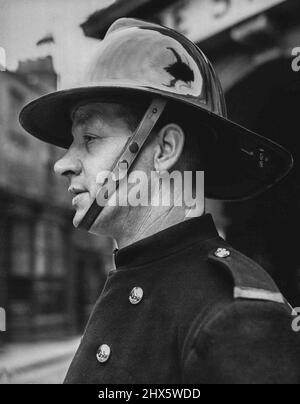 Kunststoffe für Safer Firer-Fightin die „New Look“-Kurve bietet führenden Feuerwehrmann J. Love zusätzlichen Nackenschutz. Er ist in Maidstone, Kent, stationiert. Die neueste Idee, das Feuerwehrgut einfacher und sicherer zu machen, ist der Einsatz von Helmen aus speziell behandeltem Kunststoff. Sie sind leicht und komfortabel und halten den Gefahren des Kontakts mit Hochspannungskabeln stand und schützen den Feuerwehrmann dennoch vor herabfallenden Ablagerungen und scharfen Gegenständen. 8. März 1949. (Foto von Reuterphoto). Stockfoto
