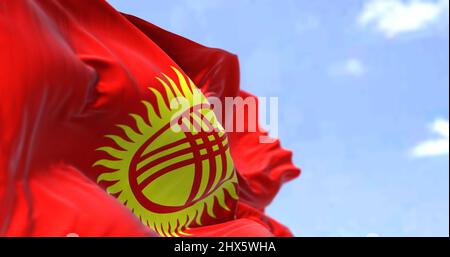 Detail der Nationalflagge Kirgisistans, die an einem klaren Tag im Wind winkt. Kirgisistan ist ein bergiges Binnenland in Zentralasien. Selektiv Stockfoto