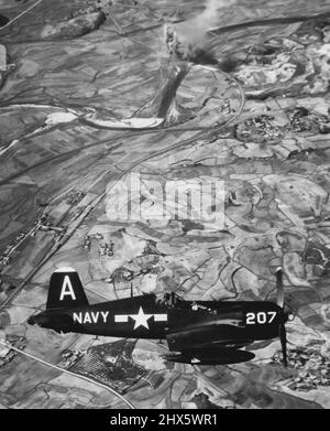 Navy Carrier-Flugzeuge fahren fort, nordkoreanische Ziele zu bombastern -- Nachdem er sich aus seinem Tauchgang herausgezogen hat, Ein Navy Corsair-Kampfflugzeug/Pilot wird in die Höhe gestaffelt, um auf die Zerstörung des Ziels zurückzublicken - eine feindliche Autobahnbrücke, die ein paar milere Cuteido, die bolcaguured Stadt Wensan an der ostkoreanischen Küste, steuert.das Flugzeug wird von LT. Robert Pitner, USNR von New Albany, Mississippi, gelotet. Kurz nach dem Start wurde er in den Heimatdienst der Marine mit einer ehemaligen Marine-Luftwaffenstation, Memphis, Reserve-Geschwader, zurückgerufen Stockfoto