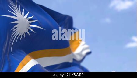 Detail der Nationalflagge der Marshall-Inseln, die an einem klaren Tag im Wind winkt. Marshall Islands ist ein unabhängiges Inselland in der Nähe des Äquators Stockfoto