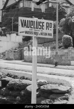 Klar -- ein Beispiel für ein effizientes Zeichen - dieses in Vaucluse ist in großen schwarzen Buchstaben auf einer weißen Tafel, die knapp über Augenhöhe liegt. 02. Februar 1947. Stockfoto