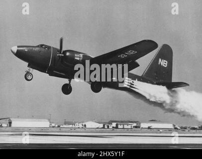 R.A.F. Kauft dieses Flugzeug - die Lockheed P2V Neptune, ein amerikanisches Langzeit-Anit-U-Boot-Aufklärungsflugzeug, das bei der US-Marine im Einsatz ist. In diesem Bild werden Raketen für den Jet-gestützten Start eingesetzt. 5. März 1951. ;R.A.F. Kauft dieses Flugzeug - die Lockheed P2V Neptune, ein amerikanisches Langzeit-Anit-U-Boot-Aufklärungsflugzeug, das bei der US-Marine im Einsatz ist. In diesem Bild werden Raketen für den Jet-gestützten Start eingesetzt. Stockfoto