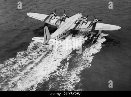 England Ägypten Non-Stop -- die Imperial Airways Flying Boat 'Caledonia', die an der Flying Boat Station auf der Hythe landete, das Ende ihres bemerkenswerten Nonstop-Fluges aus Ägypten. Sie ist von der Art, die für den Atlantischen Dienst verwendet werden soll. 29. März 1937.;England Ägypten Non-Stop -- die Imperial Airways Flying Boat 'Caledonia' landete auf der Hythe an der Flying Boat Station, dem Ende ihres bemerkenswerten Nonstop-Fluges aus Ägypten. Sie ist von der Art, die für den Atlantischen Dienst verwendet werden soll. Stockfoto