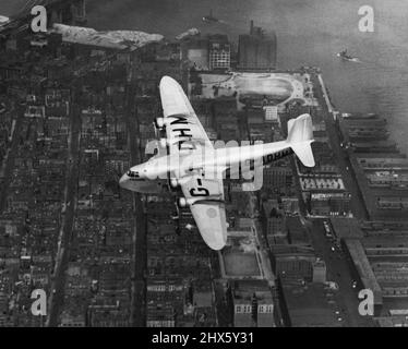 British Flying Boat steigt über Manhattan auf -- bevor das britische Imperial Airways-Flugboot Caledonia heute in Port Washington zur Vollendung der ersten westwärts-transatlantischen Reise des Wasserflugzeugs eines Handelsunternehmens auftaucht, kreiste das große Schiff faul über Manhattan. Das Kaledonien wird kurz vor dem Abschluss der letzten Etappe der Transsozeanreise von Montreal aus gezeigt. 9. Juli 1937. (Foto von Associated Press Photo).;Britisches Flying Boat schwebt über Manhattan -- vor der britischen kaiserlichen Ai Stockfoto