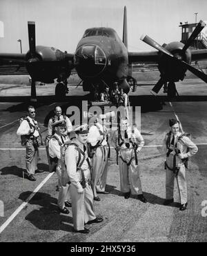 Flugbereit in der Lockheed P2V lernen RAAF-Offiziere aus erster Hand von den Testpiloten und Flugingenieuren des Unternehmens, wie sie mit den Langstreckenflugzeugen Neptune optimale Leistungen erzielen. Als erfahrene Piloten und Navigatoren benötigen diese RAAF-Offiziere nur wenige Wochen, um sich mit P2V Eigenschaften vertraut zu machen. Während sie in den Vereinigten Staaten sind, werden die RAAF-Besatzungen auch einige Zeit mit der US-Marine verbringen, um das Flugzeug in Betrieb zu beobachten. Als das erste Anti-U-Boot-Flugzeug für die USA Stockfoto