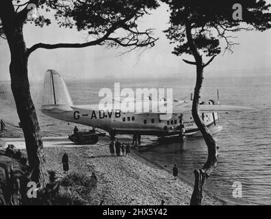 Eine ungewöhnliche Aufnahme eines kaiserlichen Flugbootes (Corsair), das auf dem Imperial Airways-Stützpunkt in Hythe, Southampton, England, befahren wurde. Dieser Stützpunkt liegt auf Southampton Water und von dort aus verkehren alle Verbindungen nach Afrika, Indien, dem Fernen Osten und Australien. 28. Dezember 1938.;eine ungewöhnliche Aufnahme eines kaiserlichen Flugbootes (Corsair), das auf dem Imperial Airways-Stützpunkt in Hythe, Southampton, England, befahren wurde. Dieser Stützpunkt liegt auf Southampton Water und von dort aus verkehren alle Verbindungen nach Afrika, Indien, dem Fernen Osten und Australien. Stockfoto