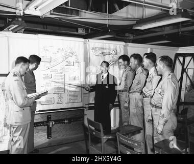 In den Vereinigten Staaten werden diese RAAF-Wartungsaufseher zur Untersuchung des P2V-Betriebs mit der Marine und lockheed im Klassenzimmer der Serviceschule von Lockheed fotografiert. Die erste Flotte der longrange Neptunes wird noch in diesem Jahr von RAAF-Piloten nach Australien geflogen. Auf dem Foto studieren die Männer die Aufzugssteuerung mit Lockheed-Instruktor R. C. Hollinger. Das RAAF-Personal ist der Anführer der Geschwader Harold Morewood, Flight LT. N. L. Avery, Sgt. M. L. Donoghue, Flight Sgt. Lloyd Pretty, Sgt. L. E. Davie Stockfoto