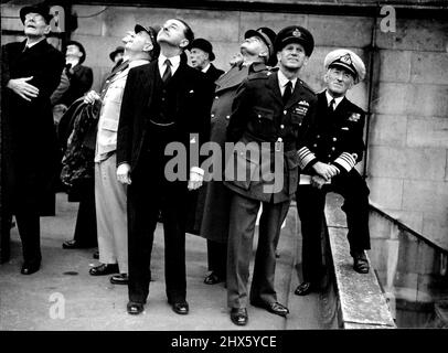 Battle of Britain Fly Past -- die Verteidigungs-Chefs beobachten das Vorbeifliegen vom Dach der neuen Regierungsbüros in whitehall. Von links nach rechts: General Francis H. Griswold, United States Air Force; Earl Alexander von Tunis, der Verteidigungsminister; Feldmarschall Sir William Slim; Luftwaffenchef Sir John W. Baker, Stellvertreter des Luftwaffenstabes; und Admiral Sir Rhoderick R. McGrigor, erster Seegräsident. 213 Flugzeuge nahmen an dem heutigen Vorbeiflug über London zum Gedenken an den zwölften Jahrestag der Teil Stockfoto